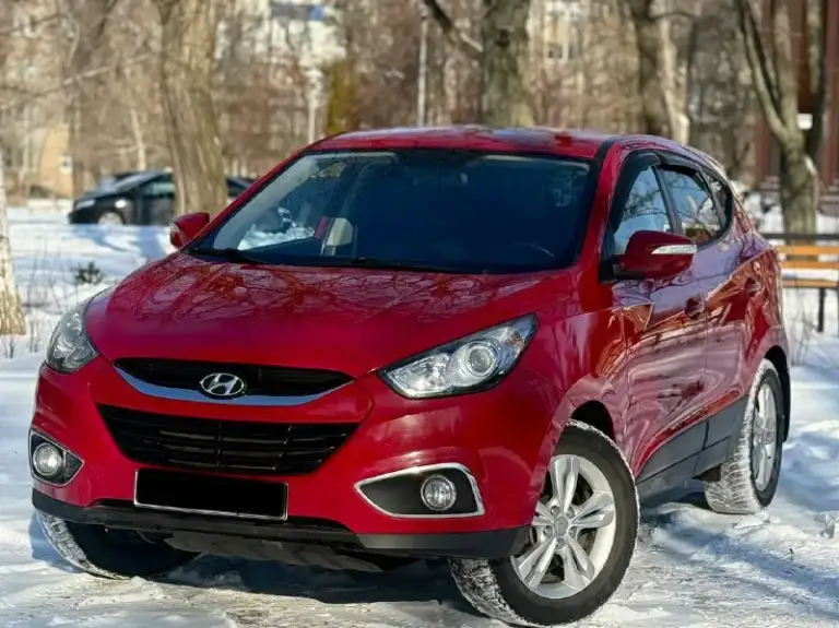 Hyundai ix35 2013
Двигатель 2.0 бензин
Пробег 180000
Коробка обычный автомат
Автомобиль в отличном состоянии, обслужен
Двигатель работает идеально без посторонних звуков
Коробка переключает без пинков и задержек
Кузов целый без гнили и ржавчины
Ходовая отличная
Хорошая комплектация:кожаный салон, климат контроль, подогрев всех сидений, эл зеркала с складыванием, парктроники, камера заднего вида, обогрев лобового и заднего стекла, дачтики света и дождя, еще много чего
Цена 1230000
Возможен торг
+79495035528 - фотография - 2