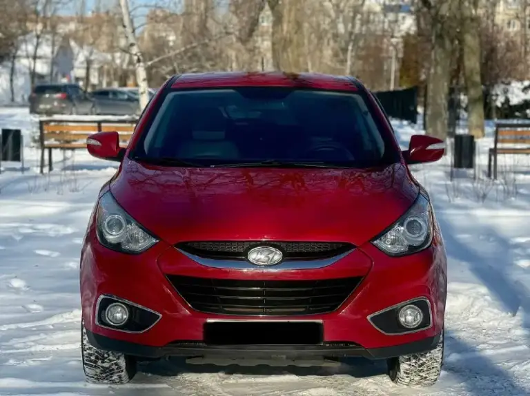 Hyundai ix35 2013
Двигатель 2.0 бензин
Пробег 180000
Коробка обычный автомат
Автомобиль в отличном состоянии, обслужен
Двигатель работает идеально без посторонних звуков
Коробка переключает без пинков и задержек
Кузов целый без гнили и ржавчины
Ходовая отличная
Хорошая комплектация:кожаный салон, климат контроль, подогрев всех сидений, эл зеркала с складыванием, парктроники, камера заднего вида, обогрев лобового и заднего стекла, дачтики света и дождя, еще много чего
Цена 1230000
Возможен торг
+79495035528 - фотография - 4