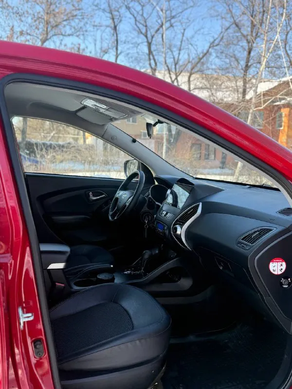 Hyundai ix35 2013
Двигатель 2.0 бензин
Пробег 180000
Коробка обычный автомат
Автомобиль в отличном состоянии, обслужен
Двигатель работает идеально без посторонних звуков
Коробка переключает без пинков и задержек
Кузов целый без гнили и ржавчины
Ходовая отличная
Хорошая комплектация:кожаный салон, климат контроль, подогрев всех сидений, эл зеркала с складыванием, парктроники, камера заднего вида, обогрев лобового и заднего стекла, дачтики света и дождя, еще много чего
Цена 1230000
Возможен торг
+79495035528 - фотография - 5