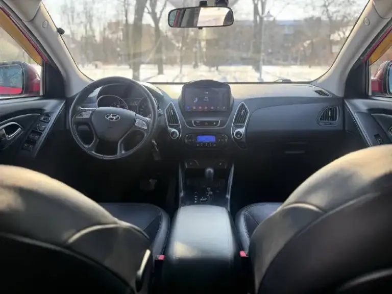 Hyundai ix35 2013
Двигатель 2.0 бензин
Пробег 180000
Коробка обычный автомат
Автомобиль в отличном состоянии, обслужен
Двигатель работает идеально без посторонних звуков
Коробка переключает без пинков и задержек
Кузов целый без гнили и ржавчины
Ходовая отличная
Хорошая комплектация:кожаный салон, климат контроль, подогрев всех сидений, эл зеркала с складыванием, парктроники, камера заднего вида, обогрев лобового и заднего стекла, дачтики света и дождя, еще много чего
Цена 1230000
Возможен торг
+79495035528 - фотография - 7