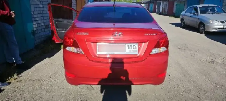 💶 Цена: 1200000📮 город: горловка🚘 марка / модель: hyundai accent📅 год выпуска: 2012📊 пробег: 32 554⛽️ двигатель (тип, объем, мощность):1.4 (цепь)✅ vin код: z94ct41cacr138233🔧 тип кпп: механика👨‍⚖️ владельцев в птс: 1 владелец⏳ срок владения: с 2012 года📝 описание: hyundai accent 2012 г. 1.4 объем. Цепной двигатель. Пробег 32 546 км. Машина полностью обслужена и в родной окраске. Не одной царапины. Резина лето (новое) на титанах. Зима на железяках. Мультируль, магнитола 10 дюймов. Гаражное хранение, идеальное состояние гарантирую!!!собственник. 180 регион с продажей не спешу. Возможен торг, торгуюсь у капота. Обмен не интересует по запросу кину видео☎️ контактный телефон: +79493363080 - фотография - 3