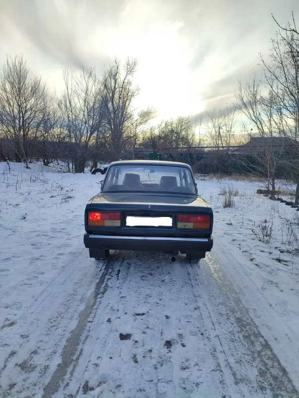 В продаже! Ваз 2107 2005 года выпуска авто без вложений, каждый день на ходу, сварки покски не требует, электрика исправна, двигатель 1.5 не дымит не троит, коробка 5 ступка не выбивает не хрустит, печка греет, газ бензин, ходовая на 4+ не плохая музыка, по дну промастичена, документы в порядке, цена 135 т. Р+ торг, звоните ☎+79495627031
📞 Звоните: +7(949)5627031 - фотография - 1