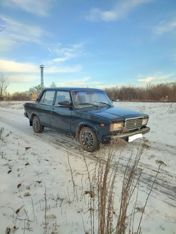 В продаже! Ваз 2107 2005 года выпуска авто без вложений, каждый день на ходу, сварки покски не требует, электрика исправна, двигатель 1.5 не дымит не троит, коробка 5 ступка не выбивает не хрустит, печка греет, газ бензин, ходовая на 4+ не плохая музыка, по дну промастичена, документы в порядке, цена 135 т. Р+ торг, звоните ☎+79495627031
📞 Звоните: +7(949)5627031 - фотография - 3