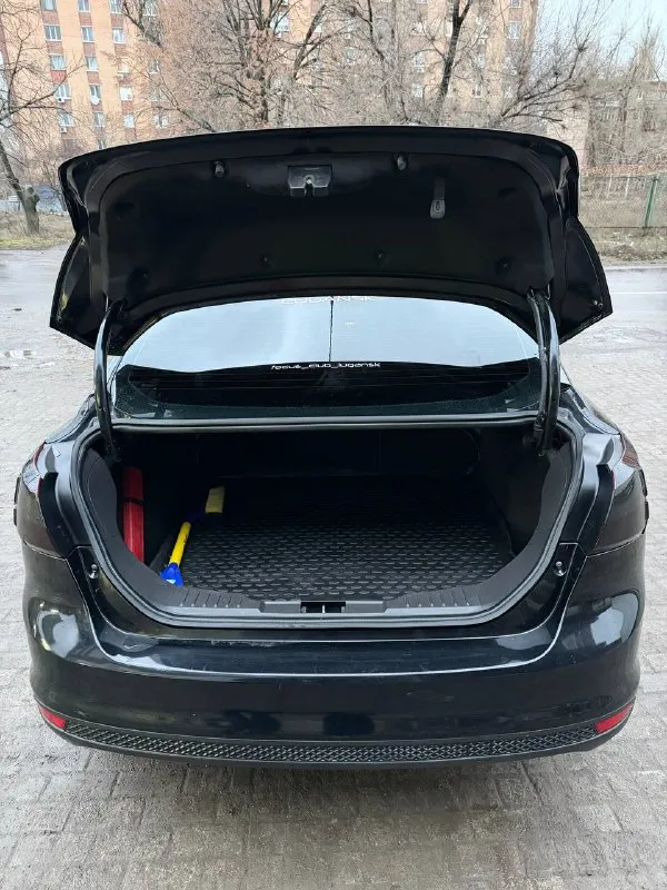 Продам ford focus 3 2013 год. Собственник
1.6(125)
Пробег 180 тыс.
Машина в отличном, ухоженном состоянии, вложений не требует, на полном ходу!
Технически в полном порядке.
«Двигатель масло не расходует (от замены до замены) работает ровно тихо, пробег родной.
• Коробка в отличном состоянии, переключается без тычков. ❗️была замена сцепления 20 тыс назад.
- Ходовая часть полностью обслужена.
Салон чистый, ухожен, опрятный.
- Кондиционер заправлен (дует хорошо),
-Оригинальное лобовое стекло с подогревом.
‼️Новая зимняя резина + летняя на оригинальных титановых дисках.
Юридически в полном порядке готов к переоформлению без штрафов, залогов, ограничений. Торг уместен.
Г. Донецк
Цена 850.000 руб
Феникс +79496411397
Телеграмм +79591386618
📲 Tg: @polina234
📞 Звоните: +7(949)6411397 - фотография - 3