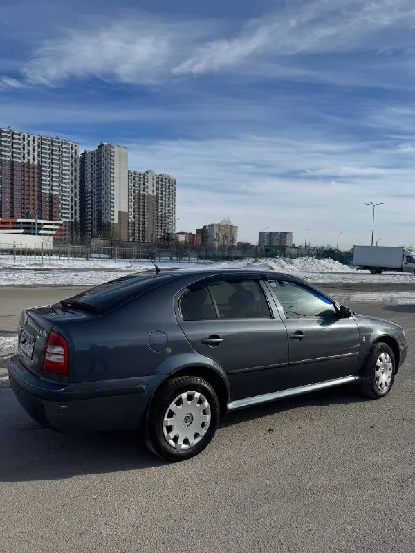 Skoda octavia tour 1.6 mpi (105 л. С. ), 2007 г.
📍 Донецк
💰 480 000 Руб. , торг строго у капота
Оригинальный автомобиль с прозрачной историей — куплена новой в автосалоне в 2007 году, за все время — 1 владелец по птс.
Пробег 364 000 км (преимущественно трасса). В такси не использовалась.

Техника:
— Двигатель 1.6 mpi (105 л. С. ) атмосферный, недавно после капитального ремонта, масло не расходует
— 5-Ступенчатая механика — без нареканий
— Подвеска в отличном состоянии
— Пороги и днище целые
— Антикоррозийная обработка
— Новая сигнализация
— Установлено и зарегистрировано гбо — экономичный расход

Оснащение:
— 4 Электростеклоподъёмника с доводчиками
— Электрозеркала с подогревом
— Электрокорректор фар
— Кондиционер обслужен и заправлен
— Android-магнитола 9" + камера заднего вида + видеорегистратор + bluetooth
— Управление с руля

Дополнительно:
Два комплекта колёс на дисках (зима/лето)

Автомобиль полностью исправен, вложений на данный момент не требует.

📞 +79490354530 - фотография - 4