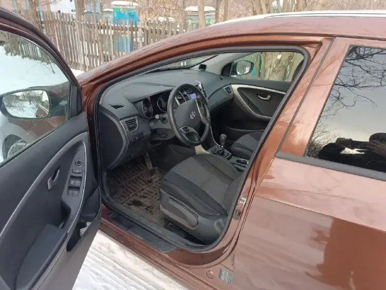 Hyundai i30, 2013. После незначительного дтп с водительской стороны. Последствия устранены. Менялась водительская дверь, зеркало и передний бампер. Документы оригинал, на учете не стоит. Осмотр в донецке.
Цена: 850 000р.
+79494592390 - Алексей - фотография - 8