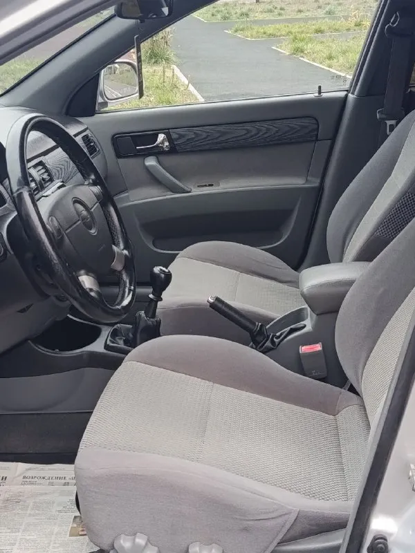 Chevrolet lacetti 2008 1.6 mt
- Пробег 166000
- 2 Собственника
- Цена: 615000
- Тел: +79494676510
- Донецк
Автомобиль в идеальном состоянии. Безаварийная эксплуатация, родной не скрученный пробег. По кузову без дефектов, следы гнили и коррозии отсутствуют, техническая часть полностью обслужена - без вложений.
Кондиционер, стеклоподъëмники с доводчиками(закрываются при закрытии авто), сенсорная мультимедиа на андроиде громкая связь, мультируль, подлокотник, сигнализация с обратной связью, вставки чёрного дерева, отличная зимняя резина. В двух словах лачик очень живой ухоженный. - фотография - 5