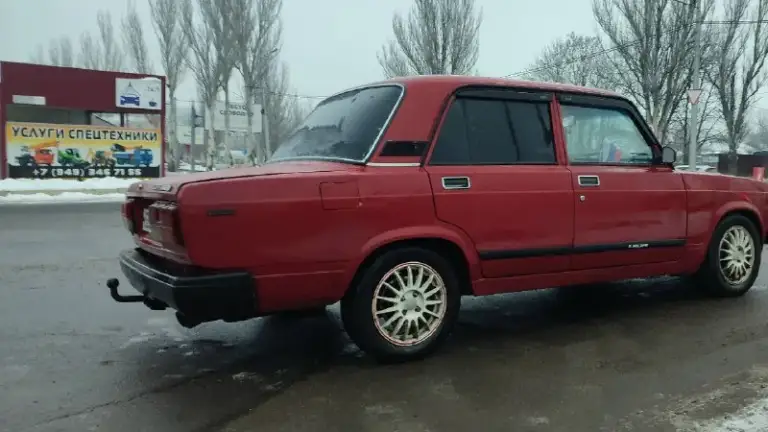 Автомобиль: ваз 2107 год выпуска : 1995 пробег: 145 00 км двигатель: 1.6 л кпп: механика цвет: красный состояние: хорошее описание продавца: продаю ваз 2107 1995 года выпуска (вся начинка 2007 года) учёт 180 регион. Я собственник. Автомобиль на турбине тд 04 мотор откапетален 25тыс назад, всё сделано по всем правилам той мощности которая заложена( примерно до 200л. С) давление 1 бар. Коробка перебрана в декабре 2025г. Ходовая доработана, на треуголках и большом вывороте. Кузов усилен, пороги из проф трубы 80*80 3мм. Тормоза вкруг дисковые. Ручник гидравлика. Кресла пассат в5 сигнализация, центральный замок, передние электро. Стеклоподъёмники музыка, усилитель 1кв. Есть ньюанс по переднему правому крылу( рыжики) резина зима свежая, лето на сезон. Автомобиль на полном боевом ходу, комфортная езда по городу и эмоции по трассе. Цена: 250 000 р город: харцызск контакт: +79493025212
📞 Звоните: +7(949)3025212 - фотография - 2