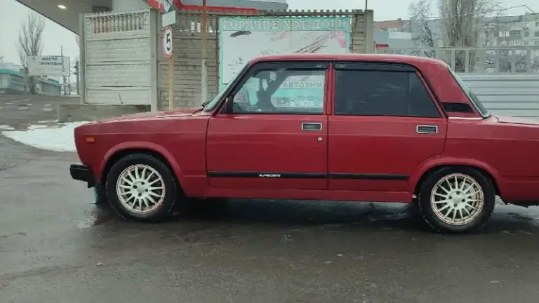 Автомобиль: ваз 2107 год выпуска : 1995 пробег: 145 00 км двигатель: 1.6 л кпп: механика цвет: красный состояние: хорошее описание продавца: продаю ваз 2107 1995 года выпуска (вся начинка 2007 года) учёт 180 регион. Я собственник. Автомобиль на турбине тд 04 мотор откапетален 25тыс назад, всё сделано по всем правилам той мощности которая заложена( примерно до 200л. С) давление 1 бар. Коробка перебрана в декабре 2025г. Ходовая доработана, на треуголках и большом вывороте. Кузов усилен, пороги из проф трубы 80*80 3мм. Тормоза вкруг дисковые. Ручник гидравлика. Кресла пассат в5 сигнализация, центральный замок, передние электро. Стеклоподъёмники музыка, усилитель 1кв. Есть ньюанс по переднему правому крылу( рыжики) резина зима свежая, лето на сезон. Автомобиль на полном боевом ходу, комфортная езда по городу и эмоции по трассе. Цена: 250 000 р город: харцызск контакт: +79493025212
📞 Звоните: +7(949)3025212 - фотография - 3