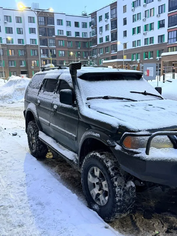 Mitsubishi montero sport. Настоящий боевой конь, абсолютно в исправном состоянии. Автомат, 170 сил. Полностью обслуженный двигатель и коробка, меньше тысячи км назад полностью менялись все тех жидкости (антифриз, все масла). Коробка не пинается на любом положении, мотор тянет, как не в себя. Зимой кого только не вытаскивал. Не застревал на нем еще ни разу, хотя по местам труднопроходимым кататься очень люблю.
Стоят проставки на +30 мм клиренса, вместе с колесами дает очень приличную высоту. Установлен шноркель и силовые бампера. Все изменения вписаны в птс.
По кузову целый, не гнилой, даже пороги.
Отличный вариант для охотников, рыбаков и военных. Изначальная цена 750 тысяч, другие такие обслуженные авто, подготовленные для внедорожья стоят сильно дороже. Торг допустим потенциальным покупателям, договориться сможем. Все необходимые дополнительные вопросы, фото и видео скину при надобности.
☎️ 89895574596

📞 Звоните: +7(989)5574596 - фотография - 2