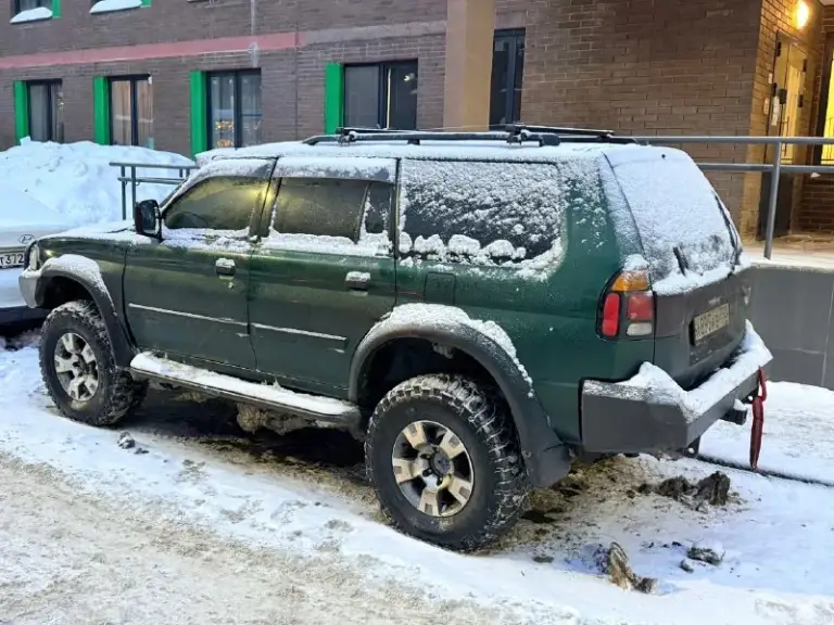 Mitsubishi montero sport. Настоящий боевой конь, абсолютно в исправном состоянии. Автомат, 170 сил. Полностью обслуженный двигатель и коробка, меньше тысячи км назад полностью менялись все тех жидкости (антифриз, все масла). Коробка не пинается на любом положении, мотор тянет, как не в себя. Зимой кого только не вытаскивал. Не застревал на нем еще ни разу, хотя по местам труднопроходимым кататься очень люблю.
Стоят проставки на +30 мм клиренса, вместе с колесами дает очень приличную высоту. Установлен шноркель и силовые бампера. Все изменения вписаны в птс.
По кузову целый, не гнилой, даже пороги.
Отличный вариант для охотников, рыбаков и военных. Изначальная цена 750 тысяч, другие такие обслуженные авто, подготовленные для внедорожья стоят сильно дороже. Торг допустим потенциальным покупателям, договориться сможем. Все необходимые дополнительные вопросы, фото и видео скину при надобности.
☎️ 89895574596

📞 Звоните: +7(989)5574596 - фотография - 4