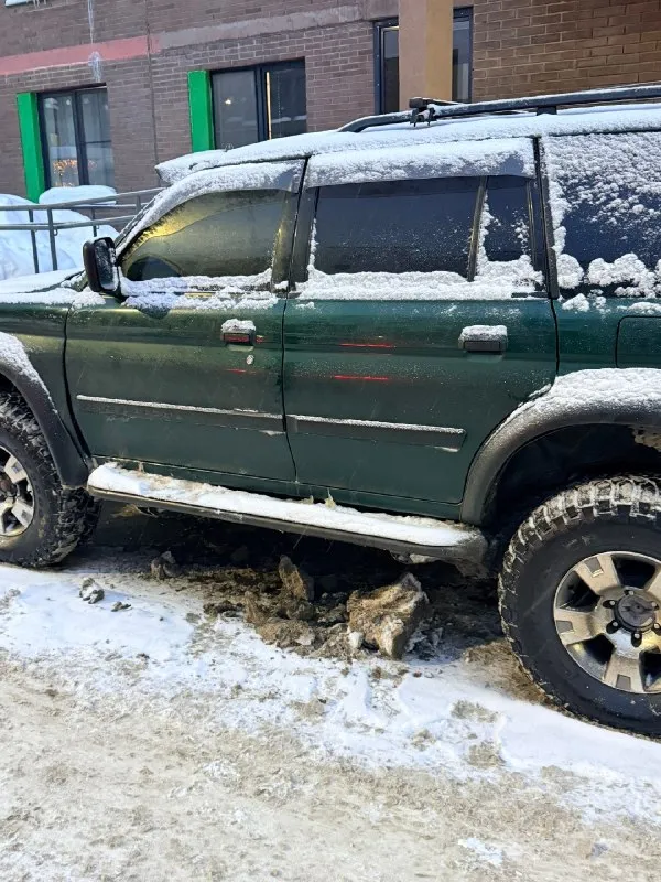 Mitsubishi montero sport. Настоящий боевой конь, абсолютно в исправном состоянии. Автомат, 170 сил. Полностью обслуженный двигатель и коробка, меньше тысячи км назад полностью менялись все тех жидкости (антифриз, все масла). Коробка не пинается на любом положении, мотор тянет, как не в себя. Зимой кого только не вытаскивал. Не застревал на нем еще ни разу, хотя по местам труднопроходимым кататься очень люблю.
Стоят проставки на +30 мм клиренса, вместе с колесами дает очень приличную высоту. Установлен шноркель и силовые бампера. Все изменения вписаны в птс.
По кузову целый, не гнилой, даже пороги.
Отличный вариант для охотников, рыбаков и военных. Изначальная цена 750 тысяч, другие такие обслуженные авто, подготовленные для внедорожья стоят сильно дороже. Торг допустим потенциальным покупателям, договориться сможем. Все необходимые дополнительные вопросы, фото и видео скину при надобности.
☎️ 89895574596

📞 Звоните: +7(989)5574596 - фотография - 6