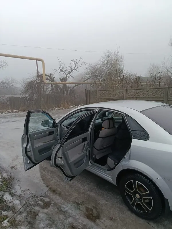 Продам chevrolet lacetti год 2010 объём двигателя 1.6 пробег 182 км авто гаражного хранения в отличном состоянии комплектация кондиционер abs 2 электро стеклоподъёмника электро зеркала подогрев передних сидений камера заднего вида хорошая музыка и отличная акустика 2 комплекта зимний и летней резины новые титановые диски авто полностью обслужен цена 580 все остальные вопросы по телефону +79490729972 возможен обмен - фотография - 8