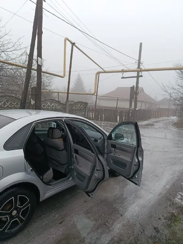 Продам chevrolet lacetti год 2010 объём двигателя 1.6 пробег 182 км авто гаражного хранения в отличном состоянии комплектация кондиционер abs 2 электро стеклоподъёмника электро зеркала подогрев передних сидений камера заднего вида хорошая музыка и отличная акустика 2 комплекта зимний и летней резины новые титановые диски авто полностью обслужен цена 580 все остальные вопросы по телефону +79490729972 возможен обмен - фотография - 9