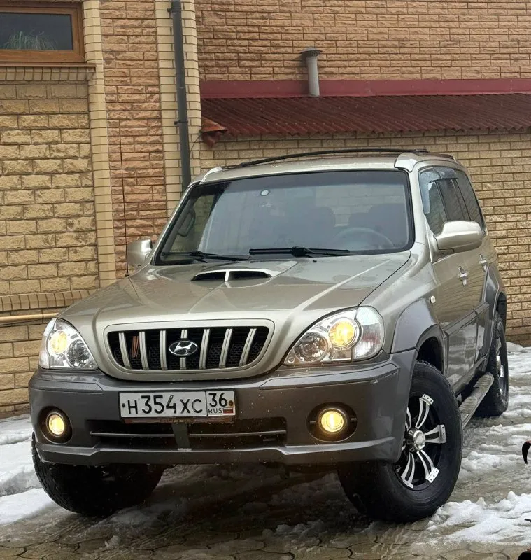 В продаже hyundai terracan. , 2.9 л, турбодизель. Настоящий рамный внедорожник. , постоянный полный привод. , автомобиль обслужен. , ухожен. Двигатель сухой, работает ровно, тяга паровоза, приезжайте, смотрите и слушайте на холодную (заранее предупредив) на авто езжу ежедневно.
Вечная “механика“ никаких нареканий не имеет. Тнвд перебирался в начале осени. , промыт бак, обслужена система тормозов. , заменён стартер, выполнена ревизия ходовой части. Новые масла. Оптика новая, покрыта в бронеплёнку вкл и птф. Есть возможность установки 3-го ряда сидений.
Находится с 2011 г в одной семье, имеет родной окрас кузова, что является редким явлением для рамного внедорожника ‘в возрасте’. Остекление заводское, в дтп не участвовал. Vin читается отл. Рама целая, сварки не требует. Кузов без гнили.
Комплектация с климат-контролем, подогревом сидений, зеркал и зоны дворников, доводчиком окон, 4-ь эл. Сп и т. Д. Акустика заменена, играет пр
📲 Tg: дмитрий
📞 Звоните: +7(949)3635268 - фотография - 2