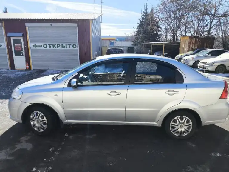 Chevrolet aveo 2008 года, двигатель 1.6 mt (109 л. С. ). Достаточно редкая комплектация в плане мощности двигателя, едет бодро. Я 2-й владелец, с 2024 года, до этого, с 2011 года была в эксплуатации у отца. Гаражное хранение с 2011 года.
Обслуживалась регулярно, замена жидкостей производилась своевременно, за год эксплуатации были поменяно многое ( бензонасос, реле зажигания, свечи, прокладка двигателя, тормозные колодки в круг, газовый редуктор)
Установлено гбо которое вписано в птс, всё законно. Кондиционер и печка работают!
По днищу нет никаких нареканий, ничего не стучит, не гремит.
По кузову есть нюансы, которые видно на фото, ничего не скрываю. Не дтп!
Установлена магнитола teyes cc3l 4+32gb + камера заднего вида teyes ahd 1080р+ 4 новые колонки, установлена сигнализация.
Прилагается комплект летней резины, которой нет и года, протекторы как новые. Зимняя резина тоже в полном порядке
Адекватному и реальному покупателю обоснованный торг у капота!
✅2008 Год, пробег 133 000 тыс км.
✅Электро регулировка зеркал
✅Задние парктроники
✅Камера заднего вида
✅Магнитола teyes cc3l
✅Комплект летней резины + зима
✅Кондиционер
✅Электро стеклоподъемники
✅Без залогов и ограничений
✅Зеленая автотека
✅2 Комплекта ключей
✅Сигнализация
Цена 530 тыс рублей
+7 949 794 14 99 - фотография - 1