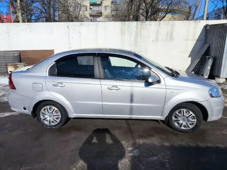 Chevrolet aveo 2008 года, двигатель 1.6 mt (109 л. С. ). Достаточно редкая комплектация в плане мощности двигателя, едет бодро. Я 2-й владелец, с 2024 года, до этого, с 2011 года была в эксплуатации у отца. Гаражное хранение с 2011 года.
Обслуживалась регулярно, замена жидкостей производилась своевременно, за год эксплуатации были поменяно многое ( бензонасос, реле зажигания, свечи, прокладка двигателя, тормозные колодки в круг, газовый редуктор)
Установлено гбо которое вписано в птс, всё законно. Кондиционер и печка работают!
По днищу нет никаких нареканий, ничего не стучит, не гремит.
По кузову есть нюансы, которые видно на фото, ничего не скрываю. Не дтп!
Установлена магнитола teyes cc3l 4+32gb + камера заднего вида teyes ahd 1080р+ 4 новые колонки, установлена сигнализация.
Прилагается комплект летней резины, которой нет и года, протекторы как новые. Зимняя резина тоже в полном порядке
Адекватному и реальному покупателю обоснованный торг у капота!
✅2008 Год, пробег 133 000 тыс км.
✅Электро регулировка зеркал
✅Задние парктроники
✅Камера заднего вида
✅Магнитола teyes cc3l
✅Комплект летней резины + зима
✅Кондиционер
✅Электро стеклоподъемники
✅Без залогов и ограничений
✅Зеленая автотека
✅2 Комплекта ключей
✅Сигнализация
Цена 530 тыс рублей
+7 949 794 14 99 - фотография - 2