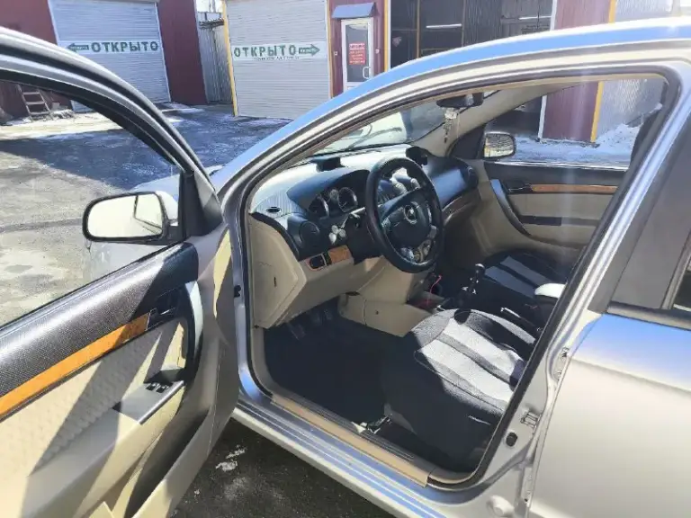 Chevrolet aveo 2008 года, двигатель 1.6 mt (109 л. С. ). Достаточно редкая комплектация в плане мощности двигателя, едет бодро. Я 2-й владелец, с 2024 года, до этого, с 2011 года была в эксплуатации у отца. Гаражное хранение с 2011 года.
Обслуживалась регулярно, замена жидкостей производилась своевременно, за год эксплуатации были поменяно многое ( бензонасос, реле зажигания, свечи, прокладка двигателя, тормозные колодки в круг, газовый редуктор)
Установлено гбо которое вписано в птс, всё законно. Кондиционер и печка работают!
По днищу нет никаких нареканий, ничего не стучит, не гремит.
По кузову есть нюансы, которые видно на фото, ничего не скрываю. Не дтп!
Установлена магнитола teyes cc3l 4+32gb + камера заднего вида teyes ahd 1080р+ 4 новые колонки, установлена сигнализация.
Прилагается комплект летней резины, которой нет и года, протекторы как новые. Зимняя резина тоже в полном порядке
Адекватному и реальному покупателю обоснованный торг у капота!
✅2008 Год, пробег 133 000 тыс км.
✅Электро регулировка зеркал
✅Задние парктроники
✅Камера заднего вида
✅Магнитола teyes cc3l
✅Комплект летней резины + зима
✅Кондиционер
✅Электро стеклоподъемники
✅Без залогов и ограничений
✅Зеленая автотека
✅2 Комплекта ключей
✅Сигнализация
Цена 530 тыс рублей
+7 949 794 14 99 - фотография - 3