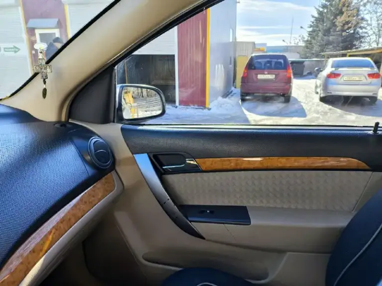 Chevrolet aveo 2008 года, двигатель 1.6 mt (109 л. С. ). Достаточно редкая комплектация в плане мощности двигателя, едет бодро. Я 2-й владелец, с 2024 года, до этого, с 2011 года была в эксплуатации у отца. Гаражное хранение с 2011 года.
Обслуживалась регулярно, замена жидкостей производилась своевременно, за год эксплуатации были поменяно многое ( бензонасос, реле зажигания, свечи, прокладка двигателя, тормозные колодки в круг, газовый редуктор)
Установлено гбо которое вписано в птс, всё законно. Кондиционер и печка работают!
По днищу нет никаких нареканий, ничего не стучит, не гремит.
По кузову есть нюансы, которые видно на фото, ничего не скрываю. Не дтп!
Установлена магнитола teyes cc3l 4+32gb + камера заднего вида teyes ahd 1080р+ 4 новые колонки, установлена сигнализация.
Прилагается комплект летней резины, которой нет и года, протекторы как новые. Зимняя резина тоже в полном порядке
Адекватному и реальному покупателю обоснованный торг у капота!
✅2008 Год, пробег 133 000 тыс км.
✅Электро регулировка зеркал
✅Задние парктроники
✅Камера заднего вида
✅Магнитола teyes cc3l
✅Комплект летней резины + зима
✅Кондиционер
✅Электро стеклоподъемники
✅Без залогов и ограничений
✅Зеленая автотека
✅2 Комплекта ключей
✅Сигнализация
Цена 530 тыс рублей
+7 949 794 14 99 - фотография - 6
