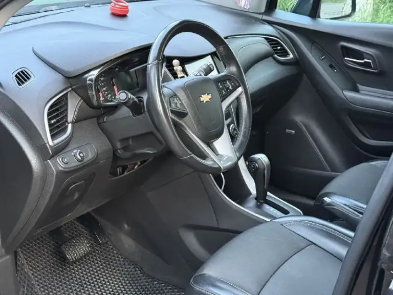 Chevrolet trax 2018 года в максимальной комплектации. Двигатель 1,4 турбо.6‑ступенчатая автоматическая коробка передач. Пробег 99000км. Кондиционер, круиз‑контроль, люк, мультимедийная система с сенсорным экраном, поддержкой apple carplay и android auto, акустика bose, камера заднего вида,
Система стабилизации (esp), 6 подушек безопасности,
Светодиодные ходовые огни,
Рейлинги на крыше, легкосплавные диски r18. Собственник. Макеевка. 8949 862 10 50. Цена 1.600
📞 Звоните: +7(949)8621050 - фотография - 6