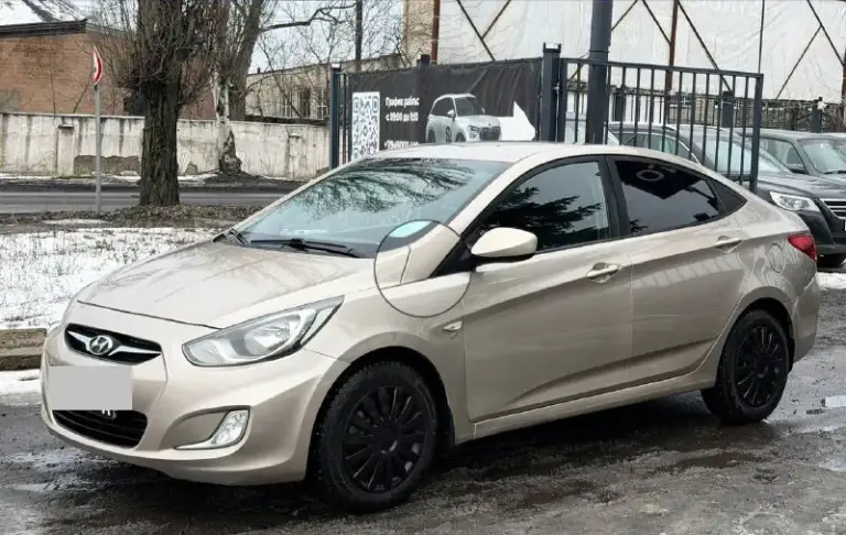 Хундай солярис.
2011Г, мотор 1.6.
Пробег 190.000км.
Кондиционер, abs-esp,
Полный эл. Пакет, подогревы, камера заднего вида.
Новая резина - зима, машина полностью обслужена, вложений вообще не каких. Готов ехать на любое ваще сто
Цена 720.000 тыс. , хороший торг
+79496390695 - фотография - 3