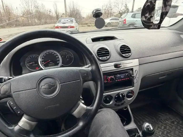 Продам chevrolet lacetti 1.6 механика
Автомобиль корейской сборки, без дтп, все стекла родные, автотека зеленая. На полном ходу, ничего делать не нужно, кондиционер, подогрев зеркал и заднего стекла, 4 стеклоподъемника, электро регулировка зеркал, музыка с блютузом, салон в хорошем состоянии, не прокурен. Масло не жрет, ничего не стучит не гремит, полностью обслужена. Есть летняя резина. Автомобиль оснащен сигнализацией и тремя противоугонками.
Документы чистые, любое переоформление.
Цена 480 тыс. Руб. Торг у капота
Осмотр макеевка
+79499987808
📞 Звоните: +7(949)9987808 - фотография - 5