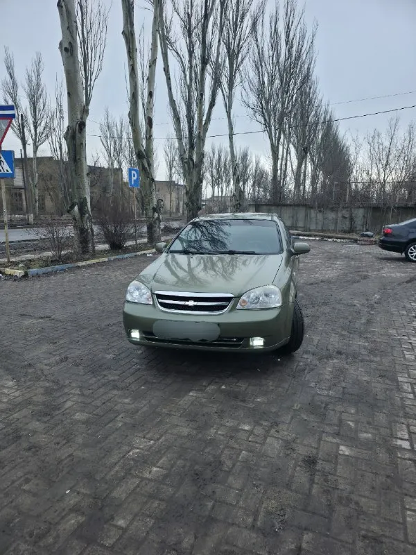 Продам/обменяю chevrolet lacetti 2005г.
1.6,109 Л. С. 200.000 пробега, после капитального ремонта.
Менялось в моторе всё, ремни, ролики, стартер, генератор, аккумулятор, шатунно-поршневая, гбц, радиаторы, компрессор кондиционера.
Новые подушки двигателя и коробки.
Новые тормоза, колодки и ручной тормоз.
Поменяны передние стойки и пружины.
Передние и задние ступичные подшипники новые.
Стойки стабилизатора новые
Перешиты дверные карты.
Салон не прокурен, не пропален. (есть некоторые изъяны от старости)
По кузову маленькие рыжики от старости.
Переварено днище и пороги.
Стоит хорошая музыка, усилитель на 2 канала, хороший фронт и зад+магнитола с усилителем 2din
Зашумлены двери.
Поменяны передние стеклоподъемники.
Новая зимняя резина, родные диски.
Все вопросы по телефону, в машине много что делалось, говорить можно много.
За автомобиль хочу 600 т. Р. (хороший торг)
+79494773960
📞 Звоните: +7(949)4773960 - фотография - 1
