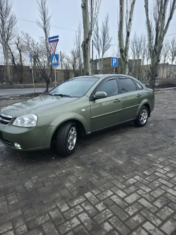 Продам/обменяю chevrolet lacetti 2005г.
1.6,109 Л. С. 200.000 пробега, после капитального ремонта.
Менялось в моторе всё, ремни, ролики, стартер, генератор, аккумулятор, шатунно-поршневая, гбц, радиаторы, компрессор кондиционера.
Новые подушки двигателя и коробки.
Новые тормоза, колодки и ручной тормоз.
Поменяны передние стойки и пружины.
Передние и задние ступичные подшипники новые.
Стойки стабилизатора новые
Перешиты дверные карты.
Салон не прокурен, не пропален. (есть некоторые изъяны от старости)
По кузову маленькие рыжики от старости.
Переварено днище и пороги.
Стоит хорошая музыка, усилитель на 2 канала, хороший фронт и зад+магнитола с усилителем 2din
Зашумлены двери.
Поменяны передние стеклоподъемники.
Новая зимняя резина, родные диски.
Все вопросы по телефону, в машине много что делалось, говорить можно много.
За автомобиль хочу 600 т. Р. (хороший торг)
+79494773960
📞 Звоните: +7(949)4773960 - фотография - 3