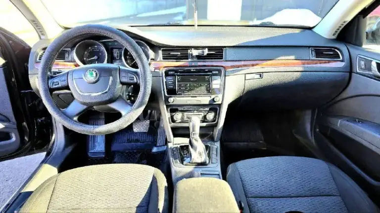Продаю автомобиль skoda superb 2012 года в отличном состоянии для своих лет. Первая регистрация с 2013 года. Без дтп.
Два владельца.
Пробег 172000
Мотор 1,8 tsi
Коробка автомат не пинает. С хорошей комплектацией elegance. Автомобиль полностью обслужен.
То проходила во время по регламенту. По кузову как на фото гнили ржавчины нет. Продажа с полным переоформлением. Юридически чист. Осмотр г. Донецк по договорённости. Цена 1.120000 из-за срочности.
Звонить по номеру телефона +79490881846 или пишите в телеграмм +79496167298. Звонить только реальным покупателям. - фотография - 7