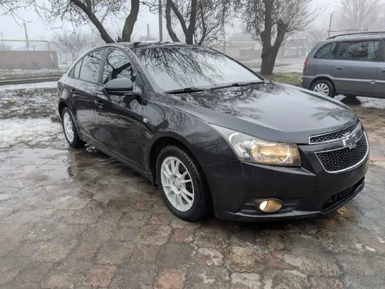 Г. Донецк продаётся chevrolet cruze 2011 года — надёжный и комфортный седан для города и трассы. Отличный вариант для повседневной эксплуатации, работы и семейных поездок. Автомобиль в хорошем техническом состоянии. 🔧 преимущества автомобиля: ✅ бензиновый двигатель 1.8 (141 л. С. ) ✅ автоматическая коробка передач ✅ передний привод ✅ кондиционер ✅ усилитель рулевого управления ✅ подогрев передних сидений ✅ электростеклоподъёмники все четыре✅ электропривод зеркал ✅ аудиосистема ✅ abs ✅ подушки безопасности водителя и пассажира ✅ иммобилайзер ✅ центральный замок✅ мультируль✅ цена 750 т. Р +79494193275
📞 Звоните: +7(949)4193275 - фотография - 1