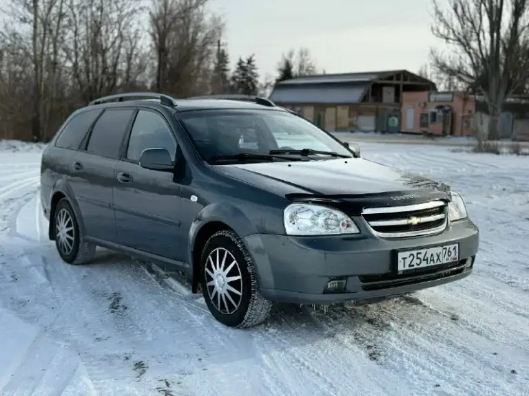 Продам chevrolet lacetti! Универсал. 2012 года выпуска газ-бензин евро4 мотор 1.6. 109 л. С. Коробка механика. Комплектация: кондиционер. Гидроусилитель руля. 4 электростеклоподьемника. Электрорегулировка зеркал. Система abs. Подушки безопасности airbag. Подогрев заднего стекла, подогревы зеркал заднего вида. Автомобиль в отличном техническом состоянии. Мотор не троит, не дымит, работает ровно, масло от замены до замены. Коробка работает отлично все скорости включаются без хруста. Подвеска сбитая без лишних посторонних звуков, машина уверенно держит дорогу. По электрике работает абсолютно все. Салон в хорошем состоянии, не прокуренный, сиденья не просижены, не порваны. Дверные карты, весь пластик целый без царапин. Очень большое, вместительное багажное отделение, задние сиденья складываются в ровный пол. На крыше установлены заводские рейлинги. Кузов в хорошем состоянии, дно, арки, пороги, низа дверей целые. Автомобиль полностью комплектный( запаска, домкрат, балонный кл
📞 Звоните: +7(949)3935825 - фотография - 2
