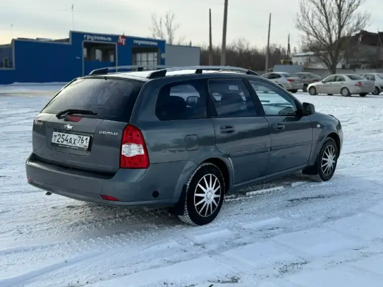 Продам chevrolet lacetti! Универсал. 2012 года выпуска газ-бензин евро4 мотор 1.6. 109 л. С. Коробка механика. Комплектация: кондиционер. Гидроусилитель руля. 4 электростеклоподьемника. Электрорегулировка зеркал. Система abs. Подушки безопасности airbag. Подогрев заднего стекла, подогревы зеркал заднего вида. Автомобиль в отличном техническом состоянии. Мотор не троит, не дымит, работает ровно, масло от замены до замены. Коробка работает отлично все скорости включаются без хруста. Подвеска сбитая без лишних посторонних звуков, машина уверенно держит дорогу. По электрике работает абсолютно все. Салон в хорошем состоянии, не прокуренный, сиденья не просижены, не порваны. Дверные карты, весь пластик целый без царапин. Очень большое, вместительное багажное отделение, задние сиденья складываются в ровный пол. На крыше установлены заводские рейлинги. Кузов в хорошем состоянии, дно, арки, пороги, низа дверей целые. Автомобиль полностью комплектный( запаска, домкрат, балонный кл
📞 Звоните: +7(949)3935825 - фотография - 3