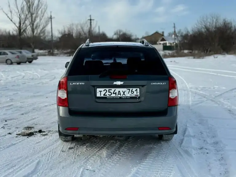 Продам chevrolet lacetti! Универсал. 2012 года выпуска газ-бензин евро4 мотор 1.6. 109 л. С. Коробка механика. Комплектация: кондиционер. Гидроусилитель руля. 4 электростеклоподьемника. Электрорегулировка зеркал. Система abs. Подушки безопасности airbag. Подогрев заднего стекла, подогревы зеркал заднего вида. Автомобиль в отличном техническом состоянии. Мотор не троит, не дымит, работает ровно, масло от замены до замены. Коробка работает отлично все скорости включаются без хруста. Подвеска сбитая без лишних посторонних звуков, машина уверенно держит дорогу. По электрике работает абсолютно все. Салон в хорошем состоянии, не прокуренный, сиденья не просижены, не порваны. Дверные карты, весь пластик целый без царапин. Очень большое, вместительное багажное отделение, задние сиденья складываются в ровный пол. На крыше установлены заводские рейлинги. Кузов в хорошем состоянии, дно, арки, пороги, низа дверей целые. Автомобиль полностью комплектный( запаска, домкрат, балонный кл
📞 Звоните: +7(949)3935825 - фотография - 4