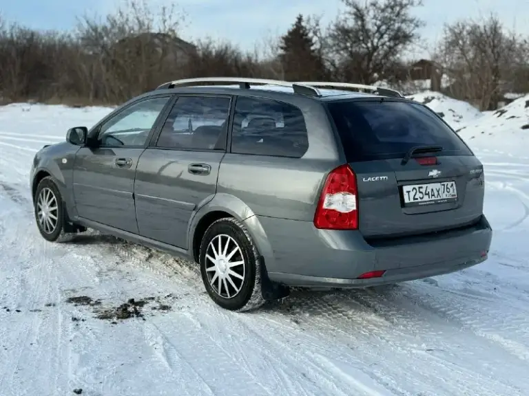 Продам chevrolet lacetti! Универсал. 2012 года выпуска газ-бензин евро4 мотор 1.6. 109 л. С. Коробка механика. Комплектация: кондиционер. Гидроусилитель руля. 4 электростеклоподьемника. Электрорегулировка зеркал. Система abs. Подушки безопасности airbag. Подогрев заднего стекла, подогревы зеркал заднего вида. Автомобиль в отличном техническом состоянии. Мотор не троит, не дымит, работает ровно, масло от замены до замены. Коробка работает отлично все скорости включаются без хруста. Подвеска сбитая без лишних посторонних звуков, машина уверенно держит дорогу. По электрике работает абсолютно все. Салон в хорошем состоянии, не прокуренный, сиденья не просижены, не порваны. Дверные карты, весь пластик целый без царапин. Очень большое, вместительное багажное отделение, задние сиденья складываются в ровный пол. На крыше установлены заводские рейлинги. Кузов в хорошем состоянии, дно, арки, пороги, низа дверей целые. Автомобиль полностью комплектный( запаска, домкрат, балонный кл
📞 Звоните: +7(949)3935825 - фотография - 5