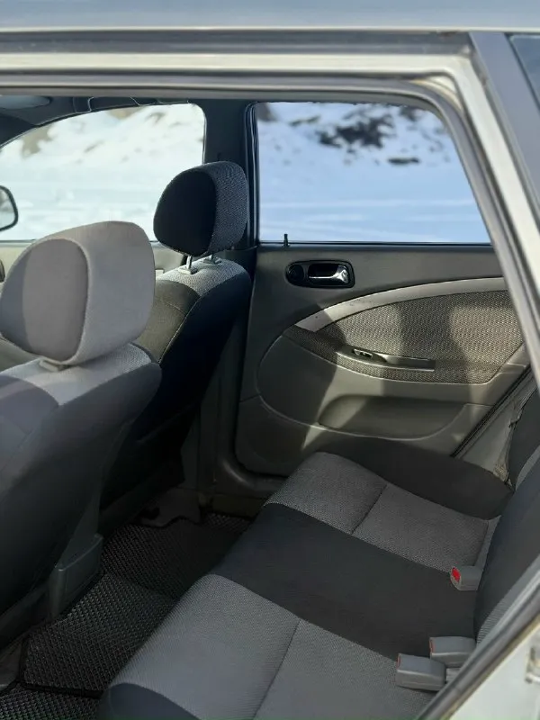 Продам chevrolet lacetti! Универсал. 2012 года выпуска газ-бензин евро4 мотор 1.6. 109 л. С. Коробка механика. Комплектация: кондиционер. Гидроусилитель руля. 4 электростеклоподьемника. Электрорегулировка зеркал. Система abs. Подушки безопасности airbag. Подогрев заднего стекла, подогревы зеркал заднего вида. Автомобиль в отличном техническом состоянии. Мотор не троит, не дымит, работает ровно, масло от замены до замены. Коробка работает отлично все скорости включаются без хруста. Подвеска сбитая без лишних посторонних звуков, машина уверенно держит дорогу. По электрике работает абсолютно все. Салон в хорошем состоянии, не прокуренный, сиденья не просижены, не порваны. Дверные карты, весь пластик целый без царапин. Очень большое, вместительное багажное отделение, задние сиденья складываются в ровный пол. На крыше установлены заводские рейлинги. Кузов в хорошем состоянии, дно, арки, пороги, низа дверей целые. Автомобиль полностью комплектный( запаска, домкрат, балонный кл
📞 Звоните: +7(949)3935825 - фотография - 7