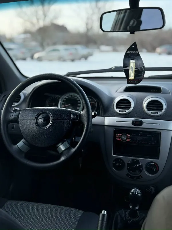 Продам chevrolet lacetti! Универсал. 2012 года выпуска газ-бензин евро4 мотор 1.6. 109 л. С. Коробка механика. Комплектация: кондиционер. Гидроусилитель руля. 4 электростеклоподьемника. Электрорегулировка зеркал. Система abs. Подушки безопасности airbag. Подогрев заднего стекла, подогревы зеркал заднего вида. Автомобиль в отличном техническом состоянии. Мотор не троит, не дымит, работает ровно, масло от замены до замены. Коробка работает отлично все скорости включаются без хруста. Подвеска сбитая без лишних посторонних звуков, машина уверенно держит дорогу. По электрике работает абсолютно все. Салон в хорошем состоянии, не прокуренный, сиденья не просижены, не порваны. Дверные карты, весь пластик целый без царапин. Очень большое, вместительное багажное отделение, задние сиденья складываются в ровный пол. На крыше установлены заводские рейлинги. Кузов в хорошем состоянии, дно, арки, пороги, низа дверей целые. Автомобиль полностью комплектный( запаска, домкрат, балонный кл
📞 Звоните: +7(949)3935825 - фотография - 8