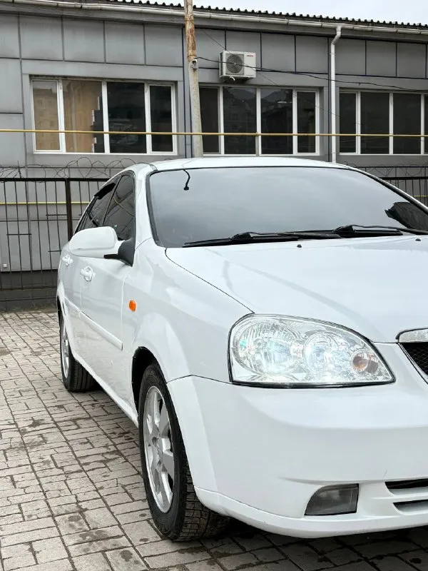 Chevrolet lacetti
Шевролет лачетти
Год выпуска 2008, объем двигателя 1.6
-16 Клапанный,
Цена 💰385.00 тыс. 💰
Автомобиль в полном порядке, двигатель в отличном состоянии, не дымит! Не троит! Масло не расходует!
Коробка в полном порядке без хрустов и прочего !
Ходовая в отличном состоянии, нечего не стучит! Не гремит ! Не шумит ! Отрабатывает правильно и очень мягко, едет приятно,
Авто как на фото такое и в живую!
Без коррозии ! Без гнили ! Без ржавчины ! Без рыжиков !
Дно, пороги, стаканы, в полном порядке!
Пробег 265т км.
2 Ключа,
Комплектация отличная👍 гидроусилитель руля, климат контроль, печка и кондиционер рабочий !
4 Стеклоподьемника, подогревы сидений,
Датчик дождя, датчик света, регулировка фар, электро регулировка зеркал, подогрев зеркал, abs, подушки безопасности, магнитола на андроиде, с блютуз,
Очень хороший свет led лампы ближний и дальний дорогие яркие👍
Документы чистые ! Не штрафов ! Не запретов ! Не залогов ! Нечего такого нет ! Макеевка
Цена 385.000
Сю+79496643082 - фотография - 9