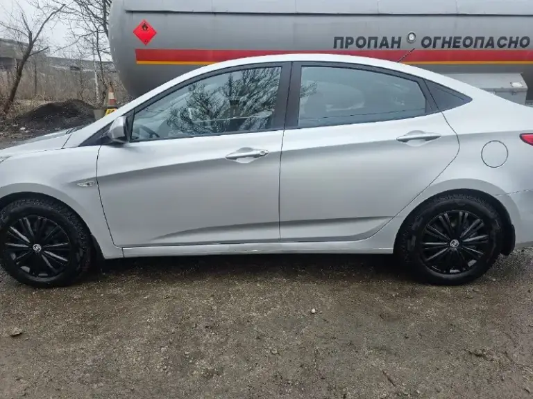 Hyundai solaris 1 рейсталинг год выпуска -2015 пробег 180500км комплектация: • бортовой компьютер; • мультимедиа, usb, aux; • кондиционер; • электрообогрев передних сидений; • обогрев зоны дворников • подушки безопасности водителя, пассажира; •4 электростеклоподъёмника; • балонный ключ; • установлено новое лобовое стекло • установлены led лампы ( ближнего и дальнего света ) отрегулированны на стенде •мультируль •электрорегулировка высоты ламп •электрорегулировка зеркал •светодиодные дневные ходовые огни без штрафов, запретов и залогов. Кондиционер работает исправно. Печка греет. Перед зимой производилась химчистка салона. На пороге была маленькая вмятина, предыдущий хозяин ее подкрашивал. В остальном кузов и лкп оригинал. Ввиду возраста и особенностей эксплуатации автомобиля, обращаем ваше внимание, что на автомобиле возможно наличие следов естественной эксплуатации в виде мелких сколов/царапин. 895000 руб торг добрым людям. +79493181370 феникс, телеграмм
📞 Звоните: +7(949)3181370 - фотография - 1