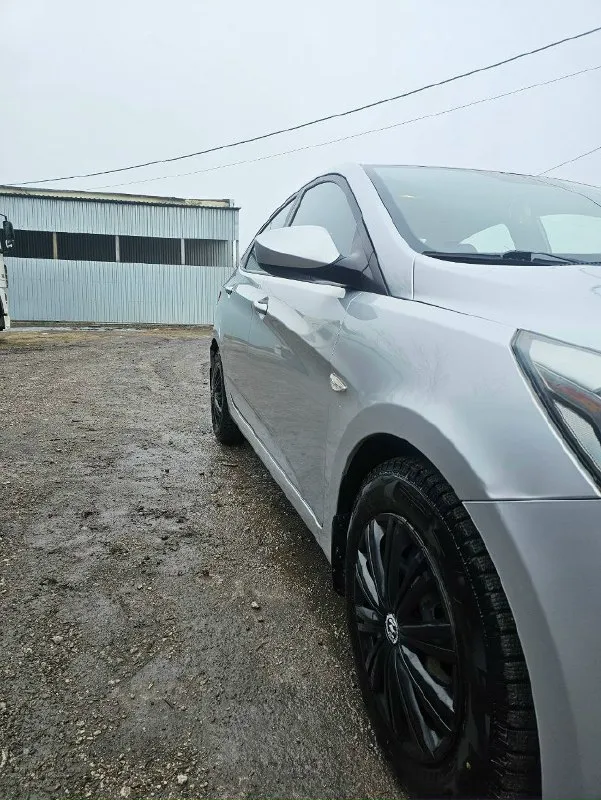 Hyundai solaris 1 рейсталинг год выпуска -2015 пробег 180500км комплектация: • бортовой компьютер; • мультимедиа, usb, aux; • кондиционер; • электрообогрев передних сидений; • обогрев зоны дворников • подушки безопасности водителя, пассажира; •4 электростеклоподъёмника; • балонный ключ; • установлено новое лобовое стекло • установлены led лампы ( ближнего и дальнего света ) отрегулированны на стенде •мультируль •электрорегулировка высоты ламп •электрорегулировка зеркал •светодиодные дневные ходовые огни без штрафов, запретов и залогов. Кондиционер работает исправно. Печка греет. Перед зимой производилась химчистка салона. На пороге была маленькая вмятина, предыдущий хозяин ее подкрашивал. В остальном кузов и лкп оригинал. Ввиду возраста и особенностей эксплуатации автомобиля, обращаем ваше внимание, что на автомобиле возможно наличие следов естественной эксплуатации в виде мелких сколов/царапин. 895000 руб торг добрым людям. +79493181370 феникс, телеграмм
📞 Звоните: +7(949)3181370 - фотография - 5