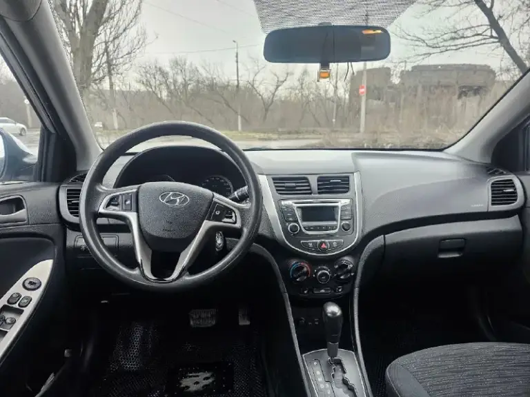 Hyundai solaris 1 рейсталинг год выпуска -2015 пробег 180500км комплектация: • бортовой компьютер; • мультимедиа, usb, aux; • кондиционер; • электрообогрев передних сидений; • обогрев зоны дворников • подушки безопасности водителя, пассажира; •4 электростеклоподъёмника; • балонный ключ; • установлено новое лобовое стекло • установлены led лампы ( ближнего и дальнего света ) отрегулированны на стенде •мультируль •электрорегулировка высоты ламп •электрорегулировка зеркал •светодиодные дневные ходовые огни без штрафов, запретов и залогов. Кондиционер работает исправно. Печка греет. Перед зимой производилась химчистка салона. На пороге была маленькая вмятина, предыдущий хозяин ее подкрашивал. В остальном кузов и лкп оригинал. Ввиду возраста и особенностей эксплуатации автомобиля, обращаем ваше внимание, что на автомобиле возможно наличие следов естественной эксплуатации в виде мелких сколов/царапин. 895000 руб торг добрым людям. +79493181370 феникс, телеграмм
📞 Звоните: +7(949)3181370 - фотография - 6