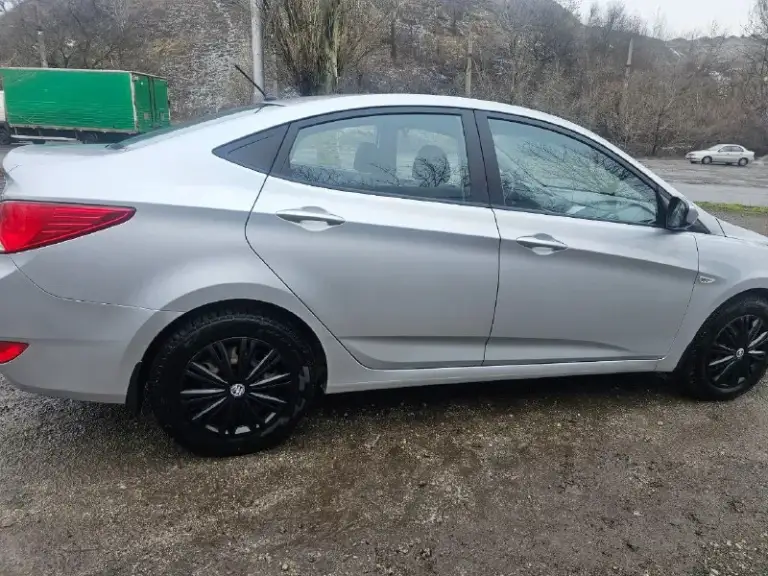 Hyundai solaris 1 рейсталинг год выпуска -2015 пробег 180500км комплектация: • бортовой компьютер; • мультимедиа, usb, aux; • кондиционер; • электрообогрев передних сидений; • обогрев зоны дворников • подушки безопасности водителя, пассажира; •4 электростеклоподъёмника; • балонный ключ; • установлено новое лобовое стекло • установлены led лампы ( ближнего и дальнего света ) отрегулированны на стенде •мультируль •электрорегулировка высоты ламп •электрорегулировка зеркал •светодиодные дневные ходовые огни без штрафов, запретов и залогов. Кондиционер работает исправно. Печка греет. Перед зимой производилась химчистка салона. На пороге была маленькая вмятина, предыдущий хозяин ее подкрашивал. В остальном кузов и лкп оригинал. Ввиду возраста и особенностей эксплуатации автомобиля, обращаем ваше внимание, что на автомобиле возможно наличие следов естественной эксплуатации в виде мелких сколов/царапин. 895000 руб торг добрым людям. +79493181370 феникс, телеграмм
📞 Звоните: +7(949)3181370 - фотография - 7