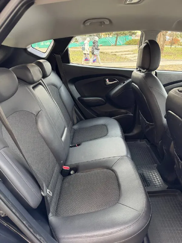 Продам hyundai ix35 2013 год в идеальном состоянии, двигатель 2.0 бензин полный привод, акпп полноценный автомат айсин, без дтп и подкрасов 1000% любые проверки любые авто эксперты, максимальная богатая комплектация, раздельный климат контроль эльктро зеркала с подогревом подогрев передних задних сидений круиз контроль мульти руль 4 эльктро стеклоподъемники с доводчиком музыка навигация комбинированный салон, прошла полное т. О заменены все фильтра масла не требует не каких вложений с документами полный порядок любой вид оформления, цена 1.350.🍋тел +79490908190 мариуполь
📞 Звоните: +7(949)0908190 - фотография - 10