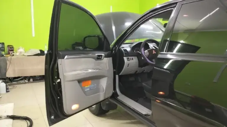 Mitsubishi pajero sport ii 2011год мощь, надёжность и свобода передвижения
Ищете внедорожник, который не подведёт ни в городе, ни на бездорожье? Mitsubishi pajero sport ii — это именно тот автомобиль, который сочетает в себе:
Безупречную проходимость;
Экономичность;
Комфорт для всей семьи;
Легендарную надёжность японской инженерии.
Почему стоит выбрать именно эту модель?
Настоящая рамная конструкция
Жёсткая рама и прочный кузов — залог долговечности и безопасности. Этот автомобиль создан для тех, кто ценит надёжность и готов к любым дорожным испытаниям.
Мощный и экономичный дизель
Двигатель объёмом 2,5 л обеспечивает отличную тягу при умеренном расходе топлива — в среднем 8–12л на 100 км. Вы экономите на заправках, но не теряете в динамике.
Полный привод super select 4wd
Система полного привода позволяет:
Уверенно двигаться по асфальту;
Преодолевать бездорожье;
Выбирать режим под конкретные условия (от заднего привода до блокировки дифференциала).
Проходимость без компро
📞 Звоните: +7(999)6967706 - фотография - 3