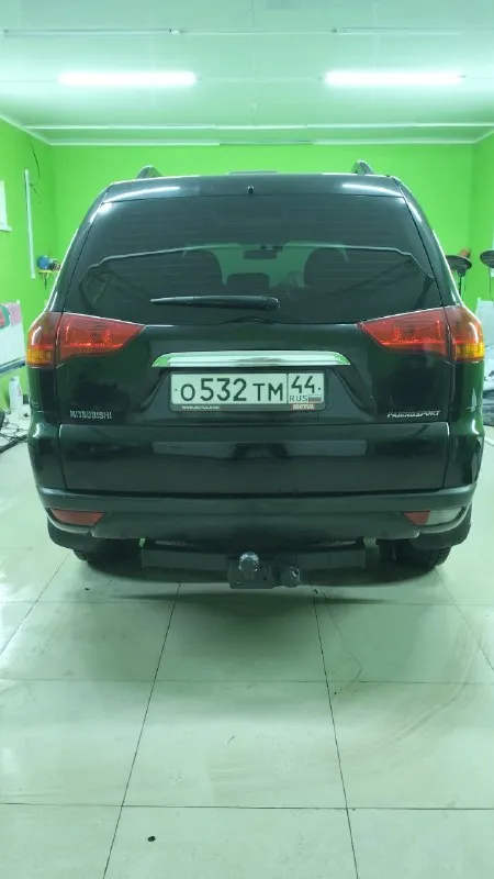 Mitsubishi pajero sport ii 2011год мощь, надёжность и свобода передвижения
Ищете внедорожник, который не подведёт ни в городе, ни на бездорожье? Mitsubishi pajero sport ii — это именно тот автомобиль, который сочетает в себе:
Безупречную проходимость;
Экономичность;
Комфорт для всей семьи;
Легендарную надёжность японской инженерии.
Почему стоит выбрать именно эту модель?
Настоящая рамная конструкция
Жёсткая рама и прочный кузов — залог долговечности и безопасности. Этот автомобиль создан для тех, кто ценит надёжность и готов к любым дорожным испытаниям.
Мощный и экономичный дизель
Двигатель объёмом 2,5 л обеспечивает отличную тягу при умеренном расходе топлива — в среднем 8–12л на 100 км. Вы экономите на заправках, но не теряете в динамике.
Полный привод super select 4wd
Система полного привода позволяет:
Уверенно двигаться по асфальту;
Преодолевать бездорожье;
Выбирать режим под конкретные условия (от заднего привода до блокировки дифференциала).
Проходимость без компро
📞 Звоните: +7(999)6967706 - фотография - 4