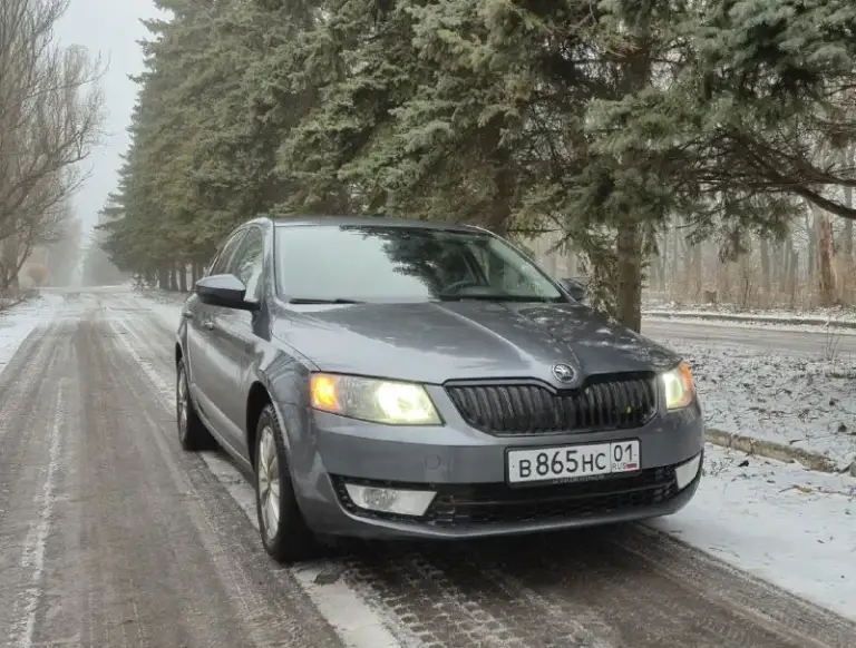 Skoda octavia a7 лифтбек автомобиль 2013 года выпуска. Пробег 196 000 километров. Двигатель 1.8 tsi (180 лс). Коробка передач роботизированая (dq200). В данном сочетании авто очень хорошо едет и имеет приятный расход топлива. Автомобиль в отличном техническом состоянии, обслужено всё, что необходимо. Из ключевого что делалось, это замена сцепления и мехатроника на 180.000км. Помпа стоит новая, усиленная. Заменил пластиковый поддон двс на алюминевый и крышку фильтра, что дало снижение температуры масла и отсутвие риска деформации пластиковых элементов. В целом, на текущий момент в автомобиле делать ничего не нужно. По кузову автомобиль полностью в родном окрасе, ни одного крашеного элемента или намека на коррозию. По комплектации, есть климат-контроль, подогревы сидений, датчик дождя, датчик света, четыре эсп, круиз-контроль, электроскладывание и обогрев боковых зеркал. Стоит новая зимняя резина на оригинальных литых дисках. Птс оригинал, я собственник. Стоимость - 1 550
📞 Звоните: +7(949)7387434 - фотография - 1