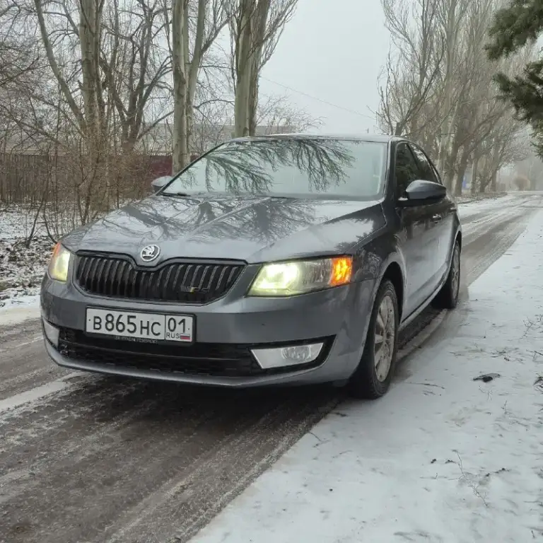 Skoda octavia a7 лифтбек автомобиль 2013 года выпуска. Пробег 196 000 километров. Двигатель 1.8 tsi (180 лс). Коробка передач роботизированая (dq200). В данном сочетании авто очень хорошо едет и имеет приятный расход топлива. Автомобиль в отличном техническом состоянии, обслужено всё, что необходимо. Из ключевого что делалось, это замена сцепления и мехатроника на 180.000км. Помпа стоит новая, усиленная. Заменил пластиковый поддон двс на алюминевый и крышку фильтра, что дало снижение температуры масла и отсутвие риска деформации пластиковых элементов. В целом, на текущий момент в автомобиле делать ничего не нужно. По кузову автомобиль полностью в родном окрасе, ни одного крашеного элемента или намека на коррозию. По комплектации, есть климат-контроль, подогревы сидений, датчик дождя, датчик света, четыре эсп, круиз-контроль, электроскладывание и обогрев боковых зеркал. Стоит новая зимняя резина на оригинальных литых дисках. Птс оригинал, я собственник. Стоимость - 1 550
📞 Звоните: +7(949)7387434 - фотография - 2