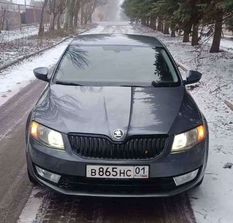 Skoda octavia a7 лифтбек автомобиль 2013 года выпуска. Пробег 196 000 километров. Двигатель 1.8 tsi (180 лс). Коробка передач роботизированая (dq200). В данном сочетании авто очень хорошо едет и имеет приятный расход топлива. Автомобиль в отличном техническом состоянии, обслужено всё, что необходимо. Из ключевого что делалось, это замена сцепления и мехатроника на 180.000км. Помпа стоит новая, усиленная. Заменил пластиковый поддон двс на алюминевый и крышку фильтра, что дало снижение температуры масла и отсутвие риска деформации пластиковых элементов. В целом, на текущий момент в автомобиле делать ничего не нужно. По кузову автомобиль полностью в родном окрасе, ни одного крашеного элемента или намека на коррозию. По комплектации, есть климат-контроль, подогревы сидений, датчик дождя, датчик света, четыре эсп, круиз-контроль, электроскладывание и обогрев боковых зеркал. Стоит новая зимняя резина на оригинальных литых дисках. Птс оригинал, я собственник. Стоимость - 1 550
📞 Звоните: +7(949)7387434 - фотография - 3