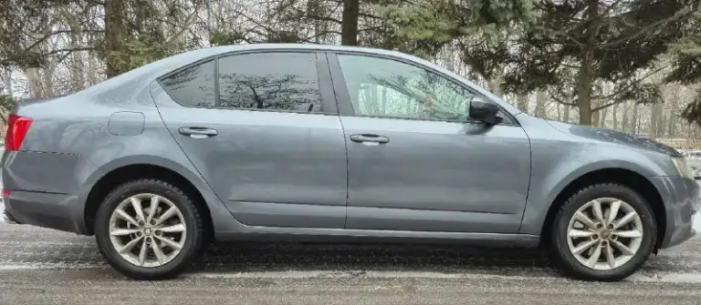 Skoda octavia a7 лифтбек автомобиль 2013 года выпуска. Пробег 196 000 километров. Двигатель 1.8 tsi (180 лс). Коробка передач роботизированая (dq200). В данном сочетании авто очень хорошо едет и имеет приятный расход топлива. Автомобиль в отличном техническом состоянии, обслужено всё, что необходимо. Из ключевого что делалось, это замена сцепления и мехатроника на 180.000км. Помпа стоит новая, усиленная. Заменил пластиковый поддон двс на алюминевый и крышку фильтра, что дало снижение температуры масла и отсутвие риска деформации пластиковых элементов. В целом, на текущий момент в автомобиле делать ничего не нужно. По кузову автомобиль полностью в родном окрасе, ни одного крашеного элемента или намека на коррозию. По комплектации, есть климат-контроль, подогревы сидений, датчик дождя, датчик света, четыре эсп, круиз-контроль, электроскладывание и обогрев боковых зеркал. Стоит новая зимняя резина на оригинальных литых дисках. Птс оригинал, я собственник. Стоимость - 1 550
📞 Звоните: +7(949)7387434 - фотография - 4