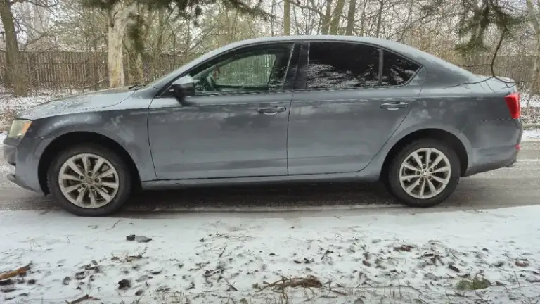 Skoda octavia a7 лифтбек автомобиль 2013 года выпуска. Пробег 196 000 километров. Двигатель 1.8 tsi (180 лс). Коробка передач роботизированая (dq200). В данном сочетании авто очень хорошо едет и имеет приятный расход топлива. Автомобиль в отличном техническом состоянии, обслужено всё, что необходимо. Из ключевого что делалось, это замена сцепления и мехатроника на 180.000км. Помпа стоит новая, усиленная. Заменил пластиковый поддон двс на алюминевый и крышку фильтра, что дало снижение температуры масла и отсутвие риска деформации пластиковых элементов. В целом, на текущий момент в автомобиле делать ничего не нужно. По кузову автомобиль полностью в родном окрасе, ни одного крашеного элемента или намека на коррозию. По комплектации, есть климат-контроль, подогревы сидений, датчик дождя, датчик света, четыре эсп, круиз-контроль, электроскладывание и обогрев боковых зеркал. Стоит новая зимняя резина на оригинальных литых дисках. Птс оригинал, я собственник. Стоимость - 1 550
📞 Звоните: +7(949)7387434 - фотография - 5