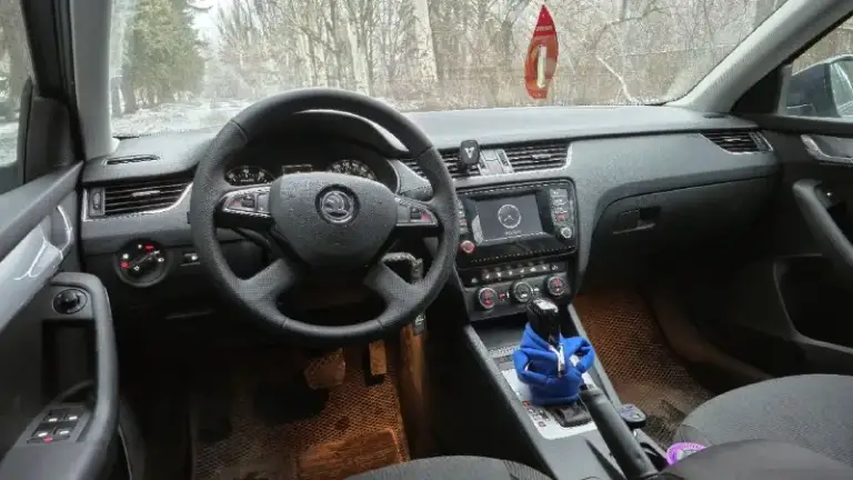 Skoda octavia a7 лифтбек автомобиль 2013 года выпуска. Пробег 196 000 километров. Двигатель 1.8 tsi (180 лс). Коробка передач роботизированая (dq200). В данном сочетании авто очень хорошо едет и имеет приятный расход топлива. Автомобиль в отличном техническом состоянии, обслужено всё, что необходимо. Из ключевого что делалось, это замена сцепления и мехатроника на 180.000км. Помпа стоит новая, усиленная. Заменил пластиковый поддон двс на алюминевый и крышку фильтра, что дало снижение температуры масла и отсутвие риска деформации пластиковых элементов. В целом, на текущий момент в автомобиле делать ничего не нужно. По кузову автомобиль полностью в родном окрасе, ни одного крашеного элемента или намека на коррозию. По комплектации, есть климат-контроль, подогревы сидений, датчик дождя, датчик света, четыре эсп, круиз-контроль, электроскладывание и обогрев боковых зеркал. Стоит новая зимняя резина на оригинальных литых дисках. Птс оригинал, я собственник. Стоимость - 1 550
📞 Звоните: +7(949)7387434 - фотография - 6